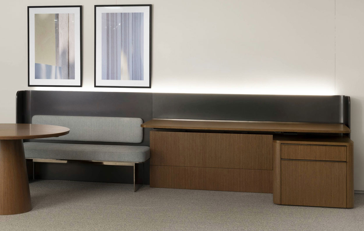 Cloak Huddle #503 EV Walnut + #317 Polished Mirror Black + #024 Bronze Lacquer 2