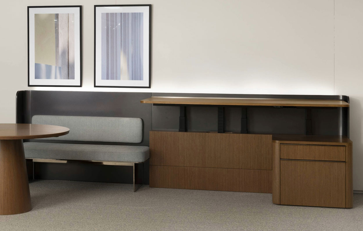 Cloak Huddle #503 EV Walnut + #317 Polished Mirror Black + #024 Bronze Lacquer 3